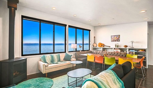 Waterfront Haven with Spectacular View in Bainbridge in Rollingbay