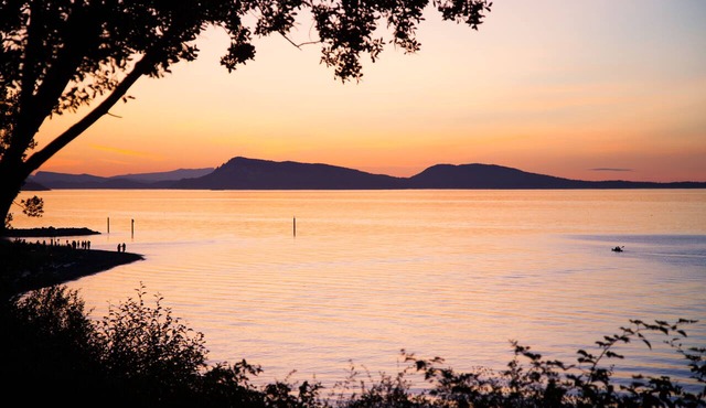 Waterfront home, stunning sunsets, sleeps 11 in Eastsound