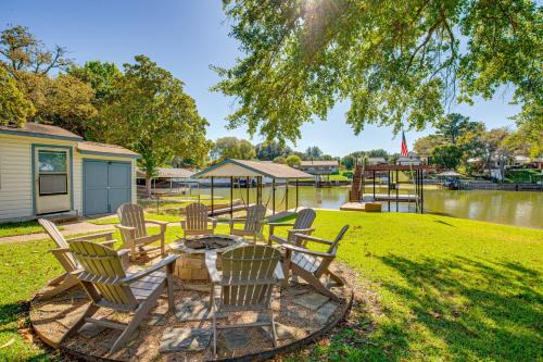 Waterfront Retreat w/Hot Tub in Gun Barrel City!