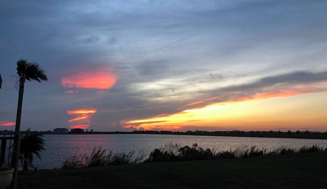 Waterfront retreat 2-bedroom condo in adorable Slidell with gym,and lake access.