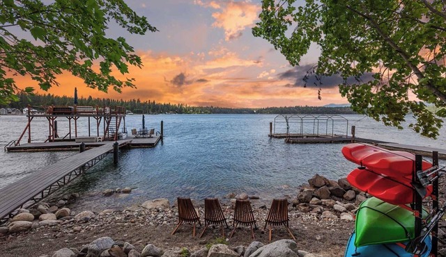 Waterfront Retreat | Kayaks | Beach & Elevated Lakeview Deck in Hayden Lake