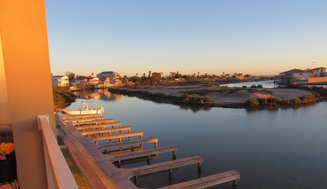 WATERFRONT ROMANTIC GETAWAY! Instant Savings!