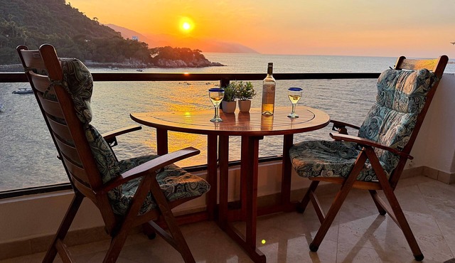 Welcome to a Slice of Paradise! Oceanfront, Beach Access, Quiet, Sunset Views