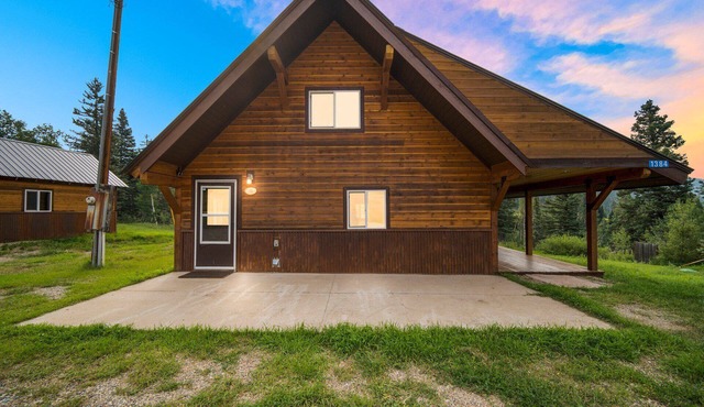 Welcome to Lemon Lodge! Relax and unwind in this private and secluded cabin.