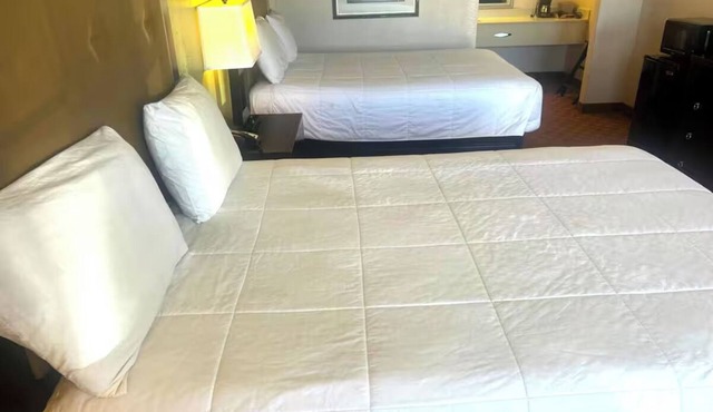 Welcoming 2 Queen Beds Near Restaurants - Great for Families - 4 Rooms!