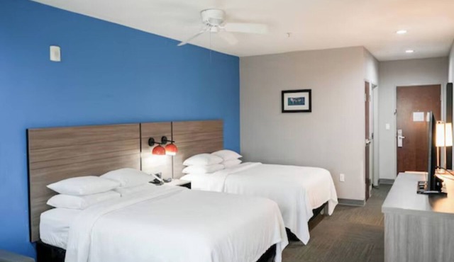 Welcoming Retreat Ideal for Family Adventures Near Lydia Ann Lighthouse -2miles