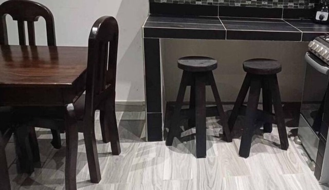 Well-equipped house, court, A/C, +Pets