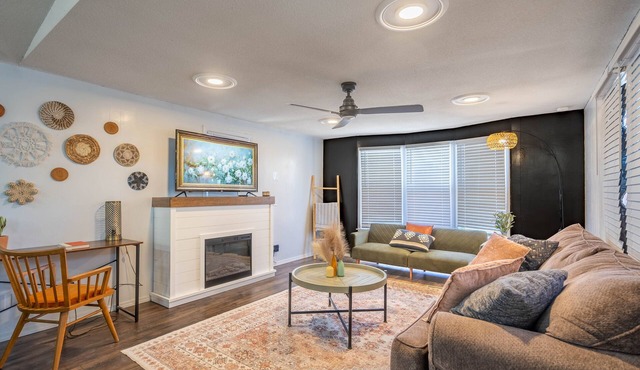 Westside Gameyard - Pool Table+Fast WiFi+King Bed by LCH