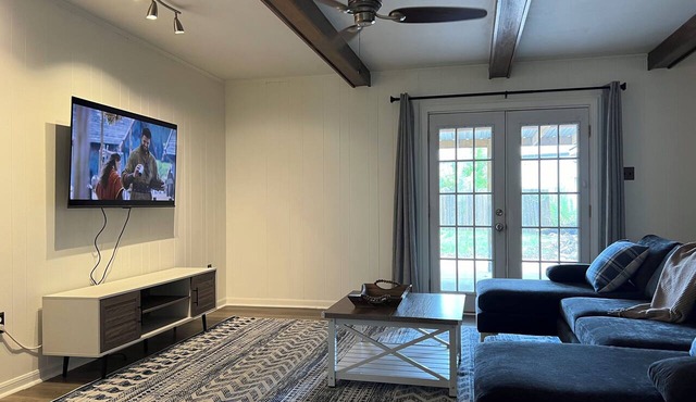 Wheelchair Accessible Executive, Guest, Medical STR. Pet Friendly, Quiet, Safe.