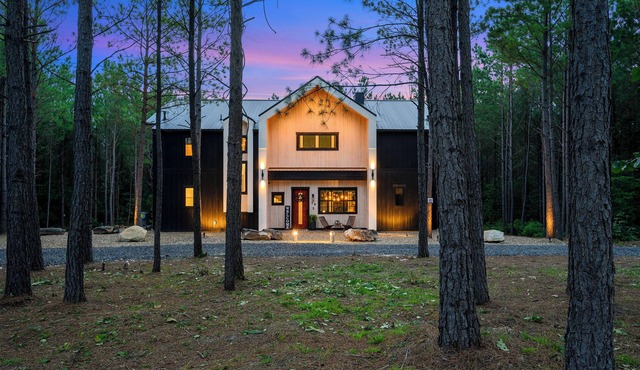 Wild Mountain Honey – Luxe Cabin w/Hot Tub, Game Loft & Outdoor Living