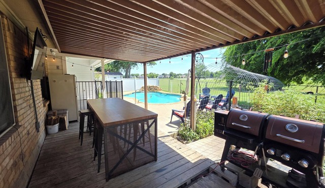 "Willow Park Retreat: Spacious 4BR Home w/AC, Gym, Pool, BBQ & Outdoor Fun!"