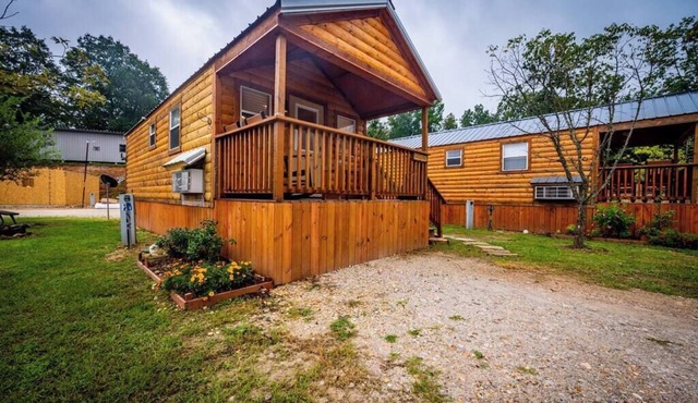 Willow: Sleeps 3, Tiny Cabin, Pets, Near Lake/Park