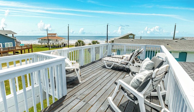 Willy's Place: 3rd Row Gulf View Home with Updated Interior & Rooftop Sun Deck