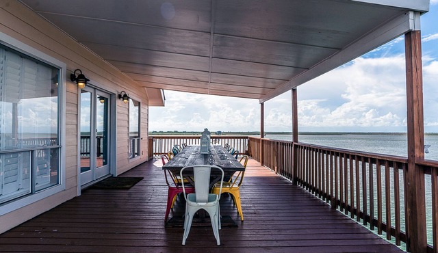 WINTER SPECIAL! Fishing off the dock and minutes to the beach!