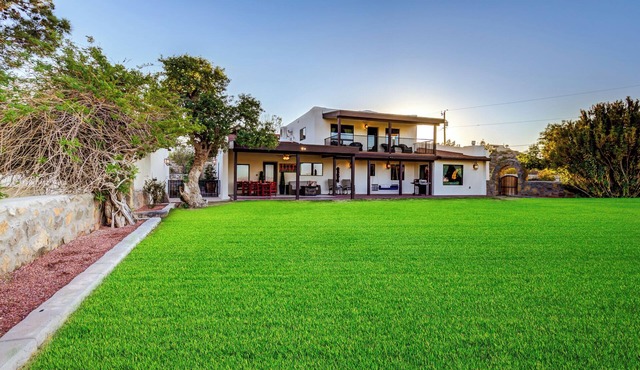 Year-Round Heated Pool: Upscale Estate: Mountain Views