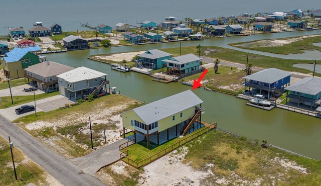 Yellowtail Flats ~ New house on canal in Rockport ~ Great outdoor Space