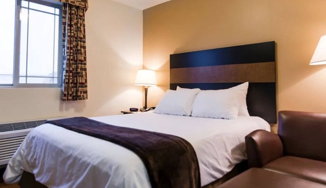Your Central Dickinson Retreat – Queen Bed w/Modern Amenities & Downtown