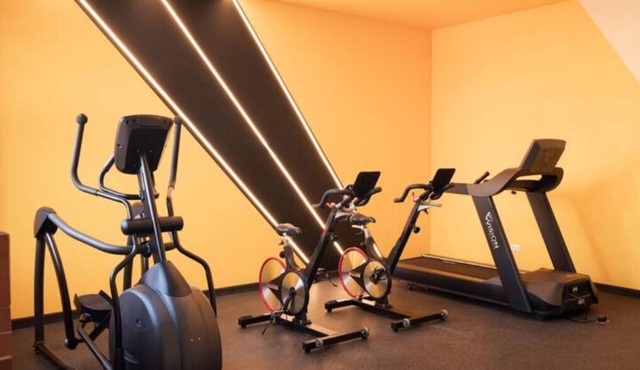 Zone 10 - Central location - close to airport