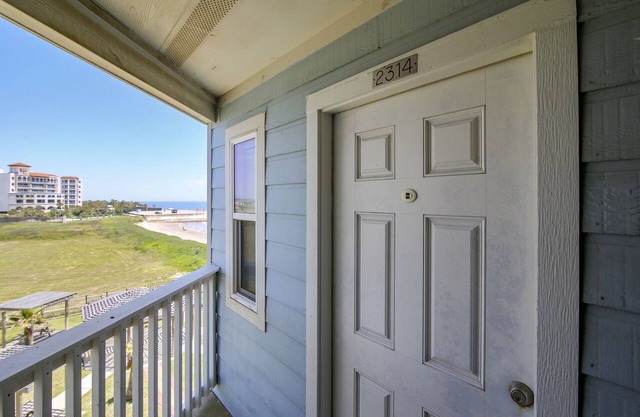 Beachfront Corner and panoramic view of beach and Gulf of Mexico below (2314)
