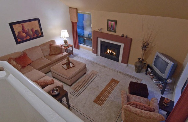 Beautiful 2 bedroom 2 bath Condominium in Gated Catalina Foothills Complex.