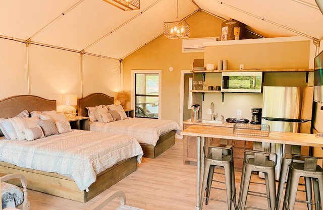 Brand new waterfront Cabin with many amenities: Pool, hot tub & kayaking. - SG2