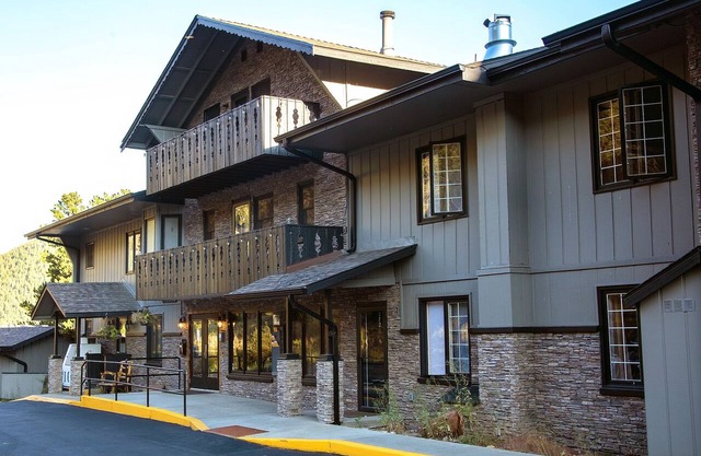 Bright, newly updated condo with river view off deck, close to the National Park