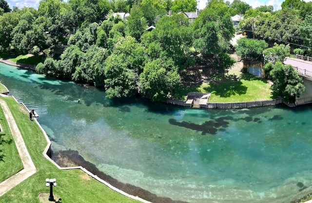 Comal River Retreat | WiFi | Sleeps 8 | Pool