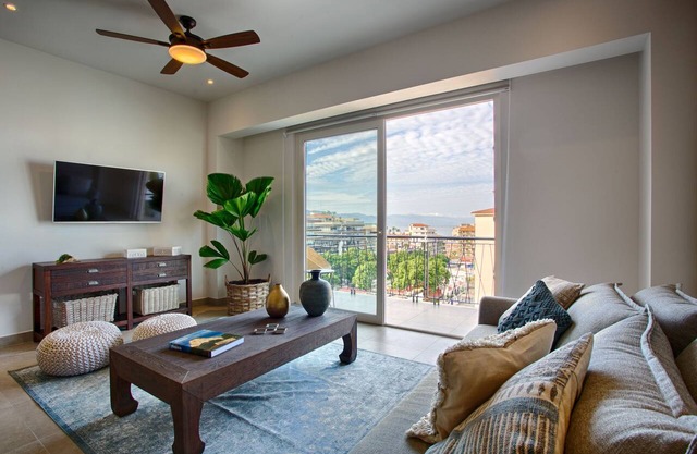 Luxury Ocean View Condo | Pools, Hot Tubs, Gym, BBQ, Walk To The Beach