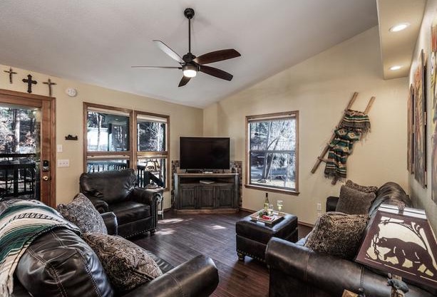 Midtown Riverfront 1, 2 Bedrooms, Hot Tub, Sleeps 6