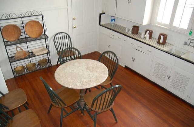 Sleeps 26, THREE BLOCKS TO BOURBON ST. AND FRENCH QUARTER ATTRACTIONS.