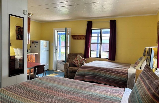 Sunfish Studio 7: Firepit, Grill, Pet Friendly!