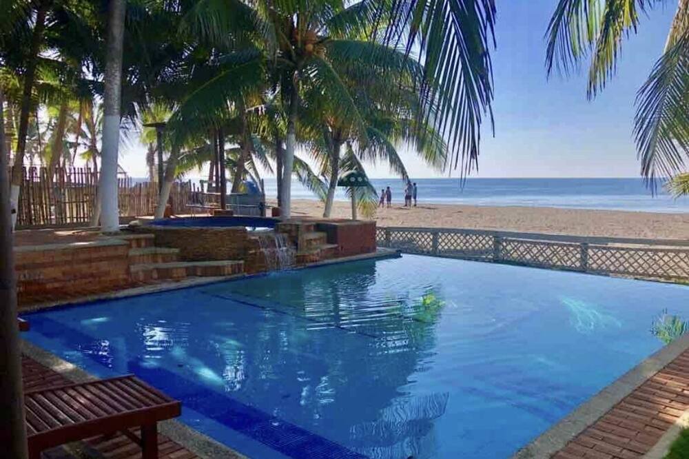Colonia El Progreso House | Casa frente a la playa a pocos metros del pueblo de Monterrico con privacidad.