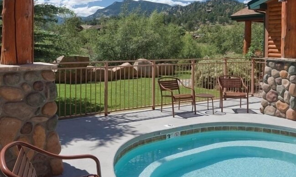 Estes Park Apartment | Estes Park | Mountain Basecamp | Hot Tub & Fireplace