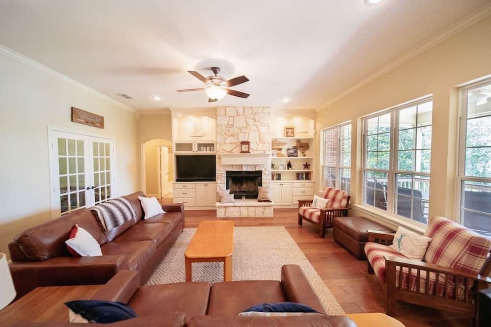 Photo of Livingroom in Bullard