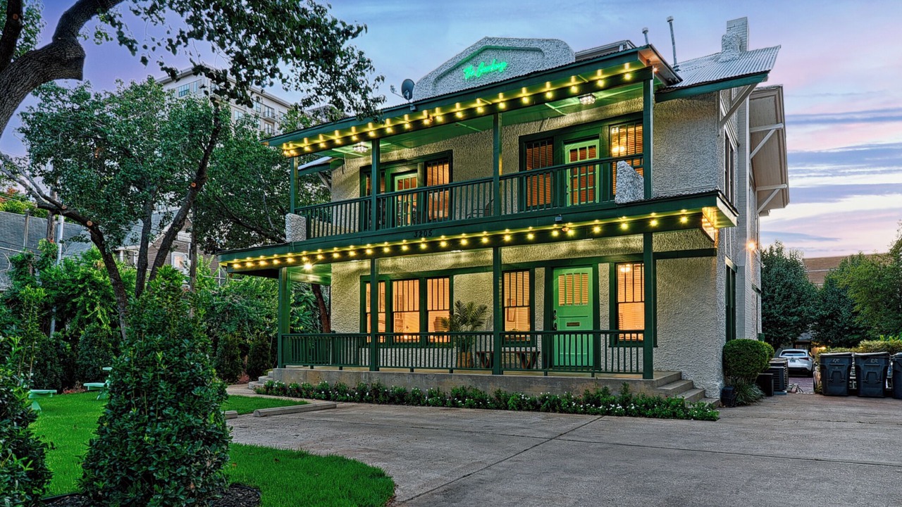 Photo of Outdoor in Uptown