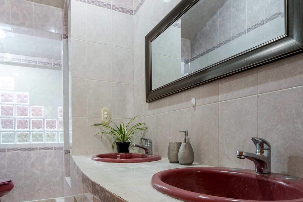 Photo of Bathroom in Burgos Bugambilias