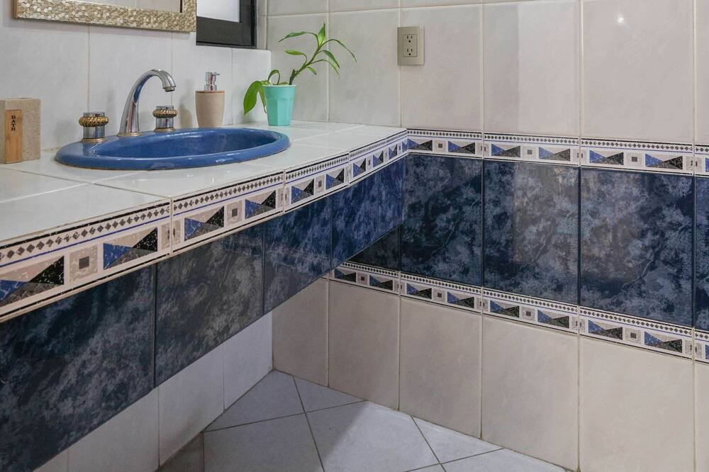 Photo of Bathroom in Burgos Bugambilias