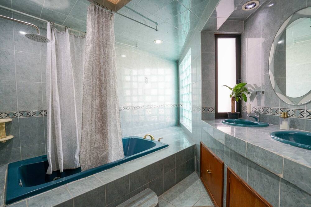 Photo of Bathroom in Burgos Bugambilias