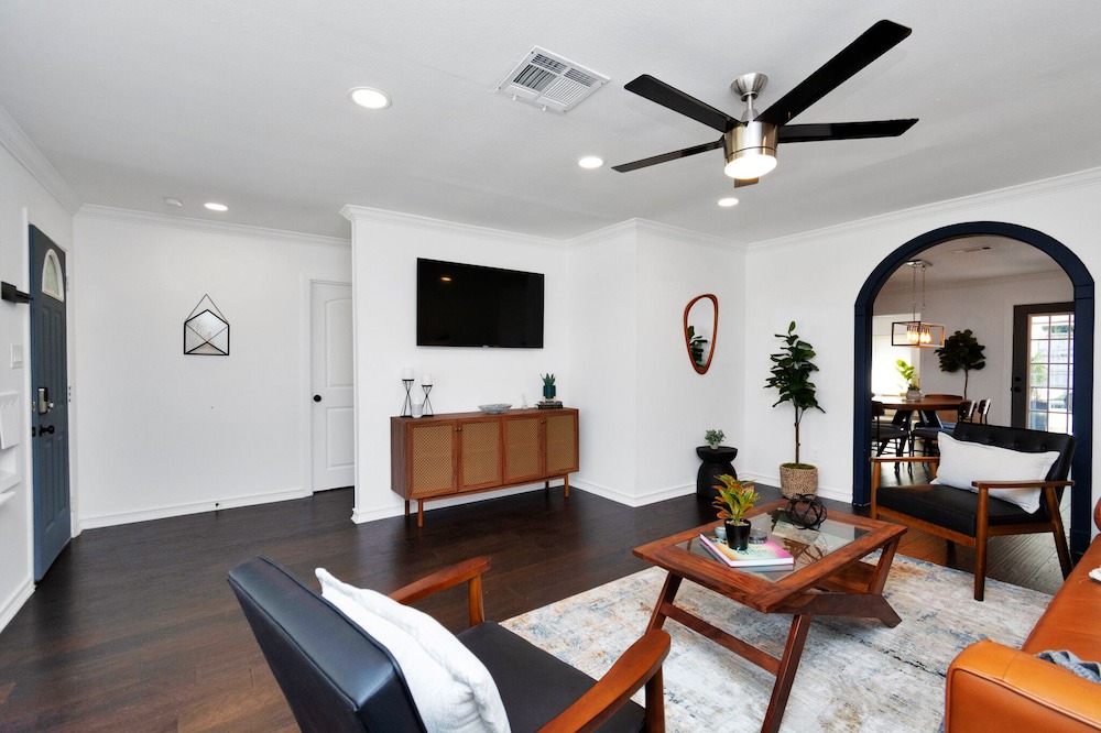 Photo of Livingroom in Willow Meadows/Willowbend Area
