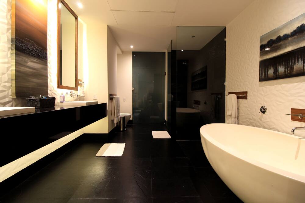 Photo of Bathroom in Romantic Zone