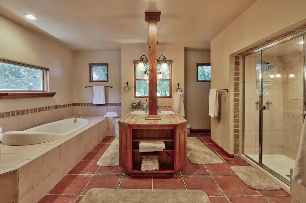 Photo of Bathroom in Los Ranchos de Albuquerque