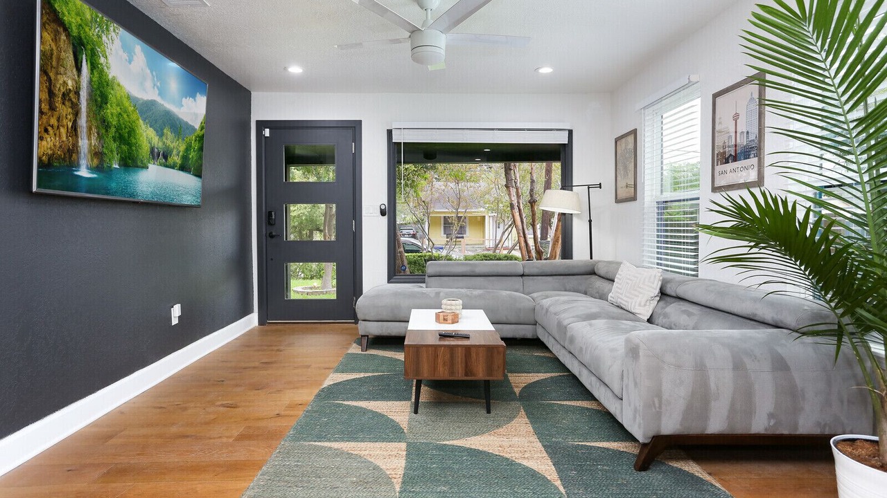 Photo of Livingroom in Tobin Hill