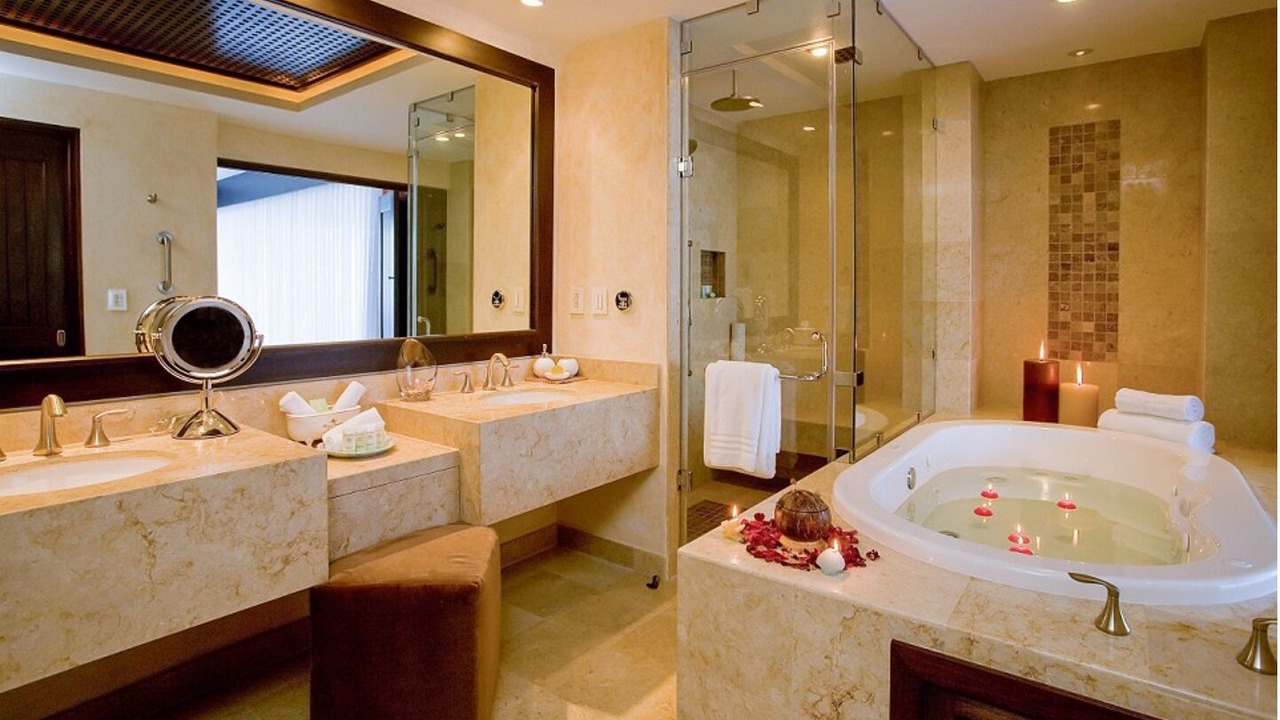 Photo of Bathroom in South Shore Hotel Area