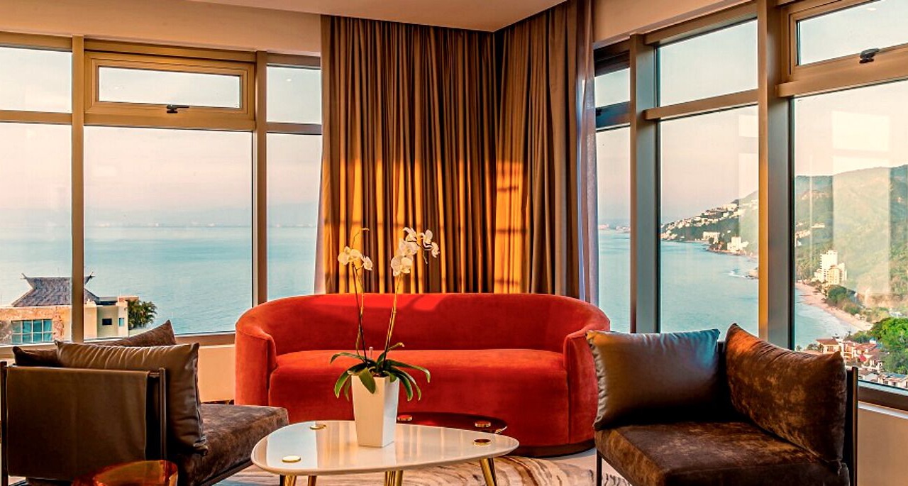 Photo of Livingroom in South Shore Hotel Area