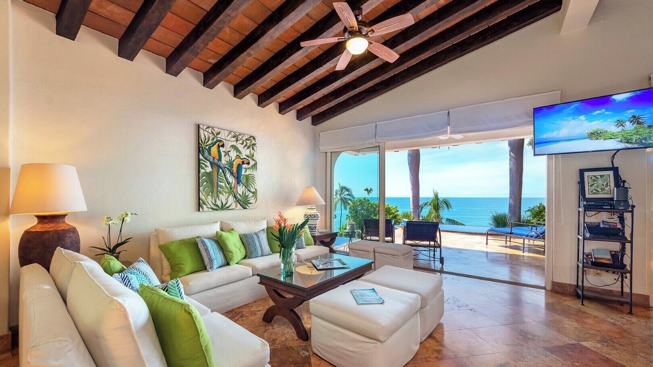 Photo of Livingroom in South Shore Hotel Area