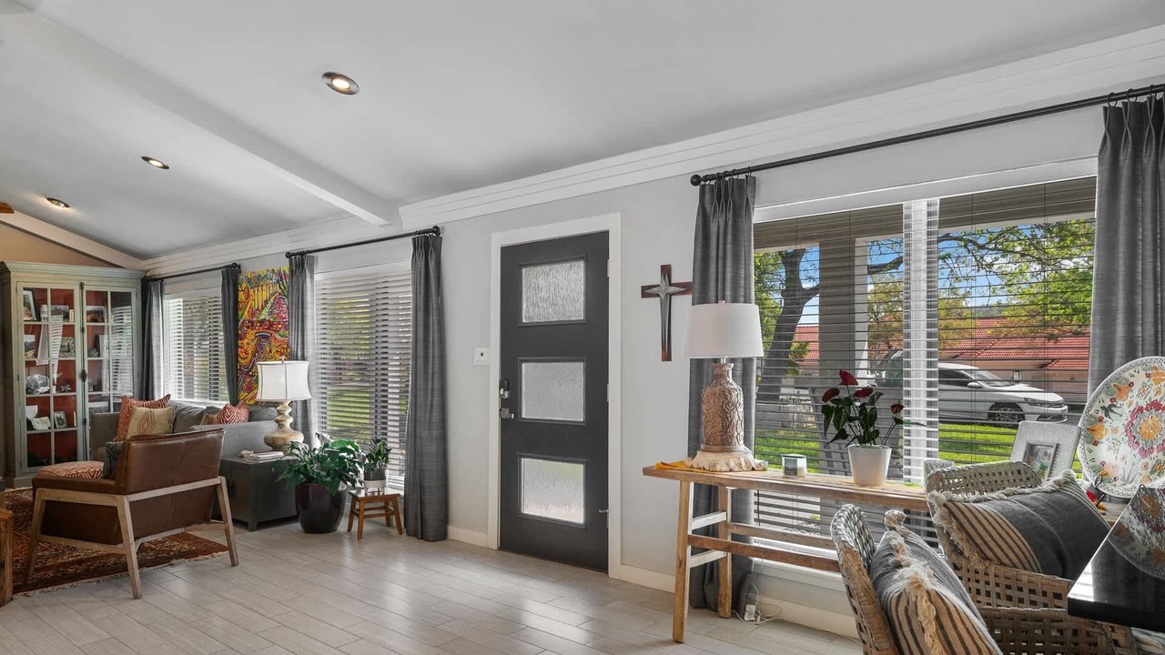 Photo of Livingroom in Horseshoe Bay