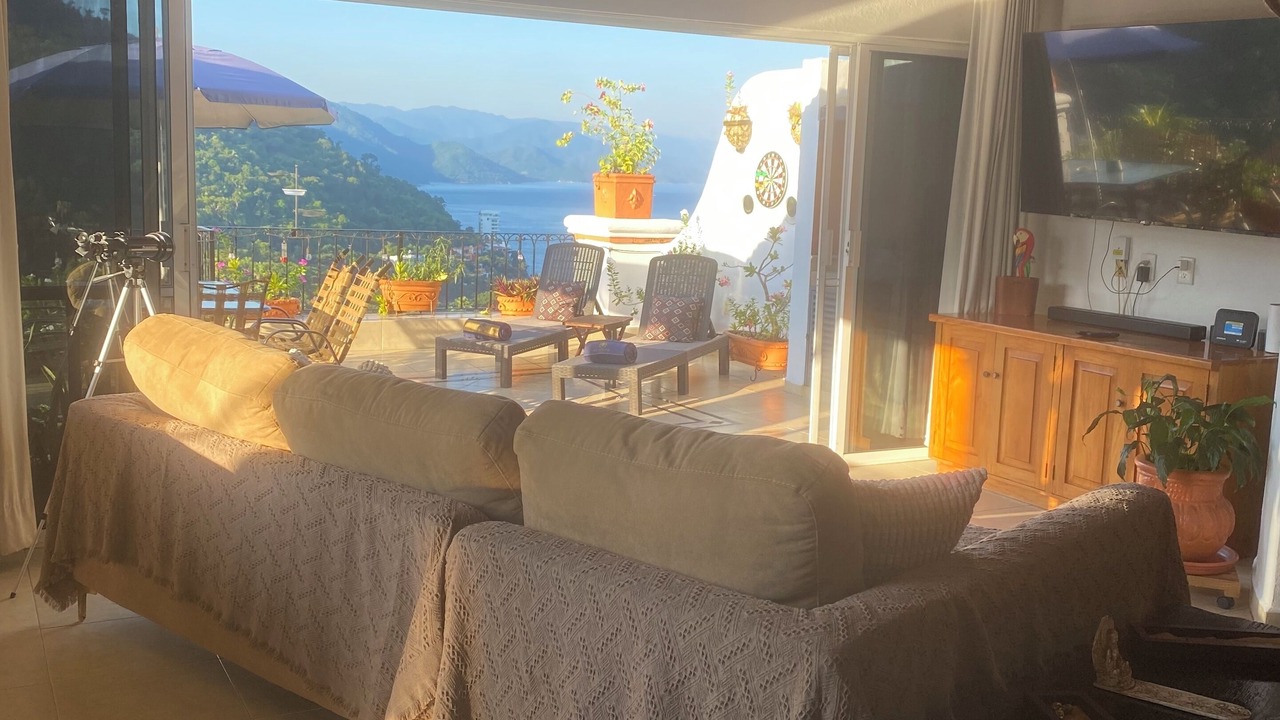 Photo of Livingroom in South Shore Hotel Area