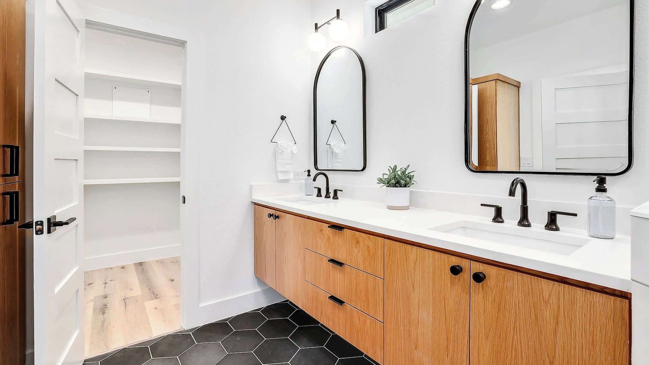 Photo of Bathroom in Elmhurst Heights