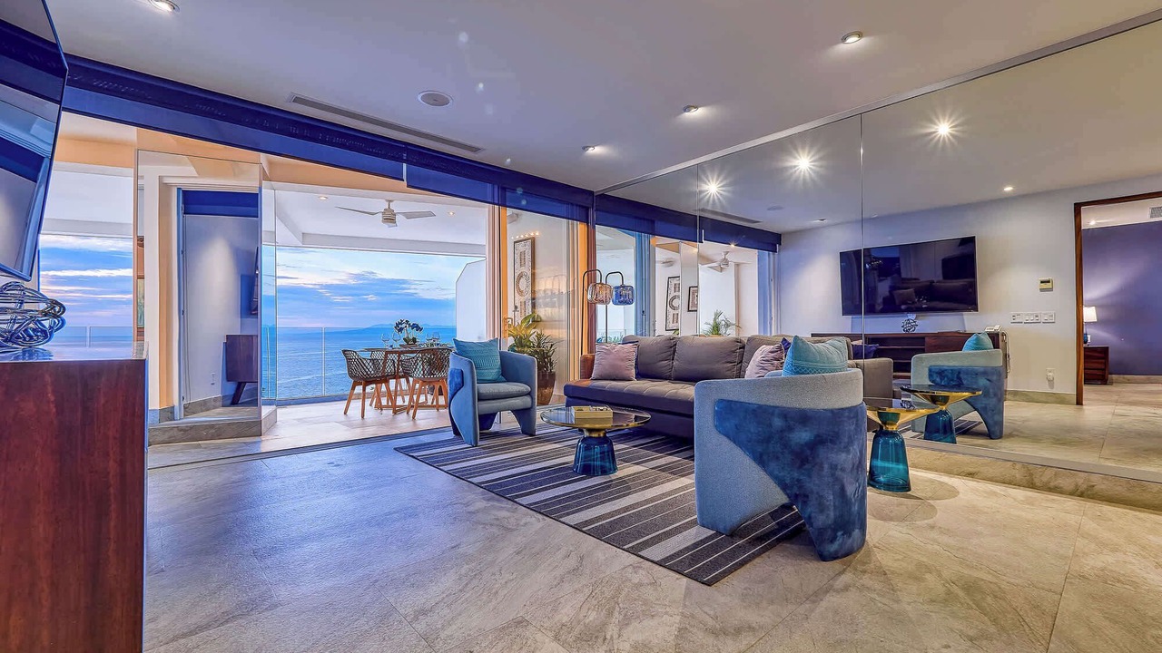 Photo of Livingroom in South Shore Hotel Area