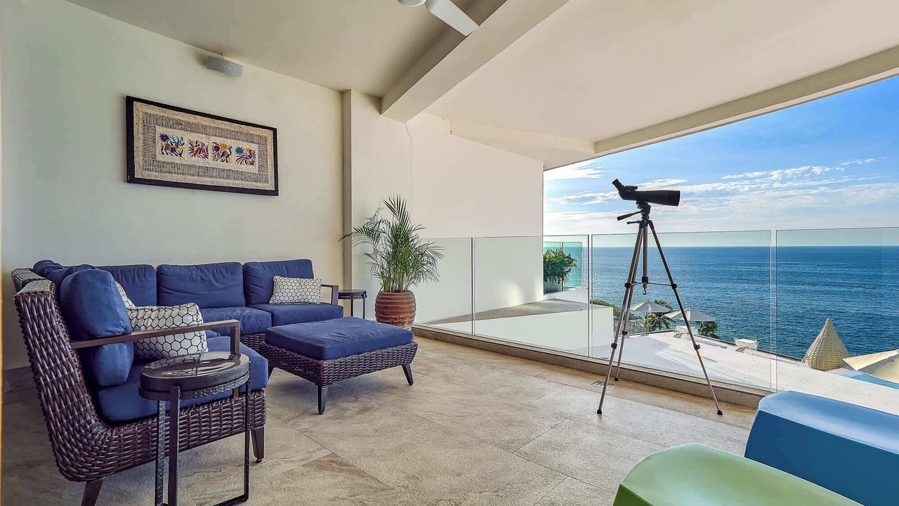 Photo of Livingroom in South Shore Hotel Area